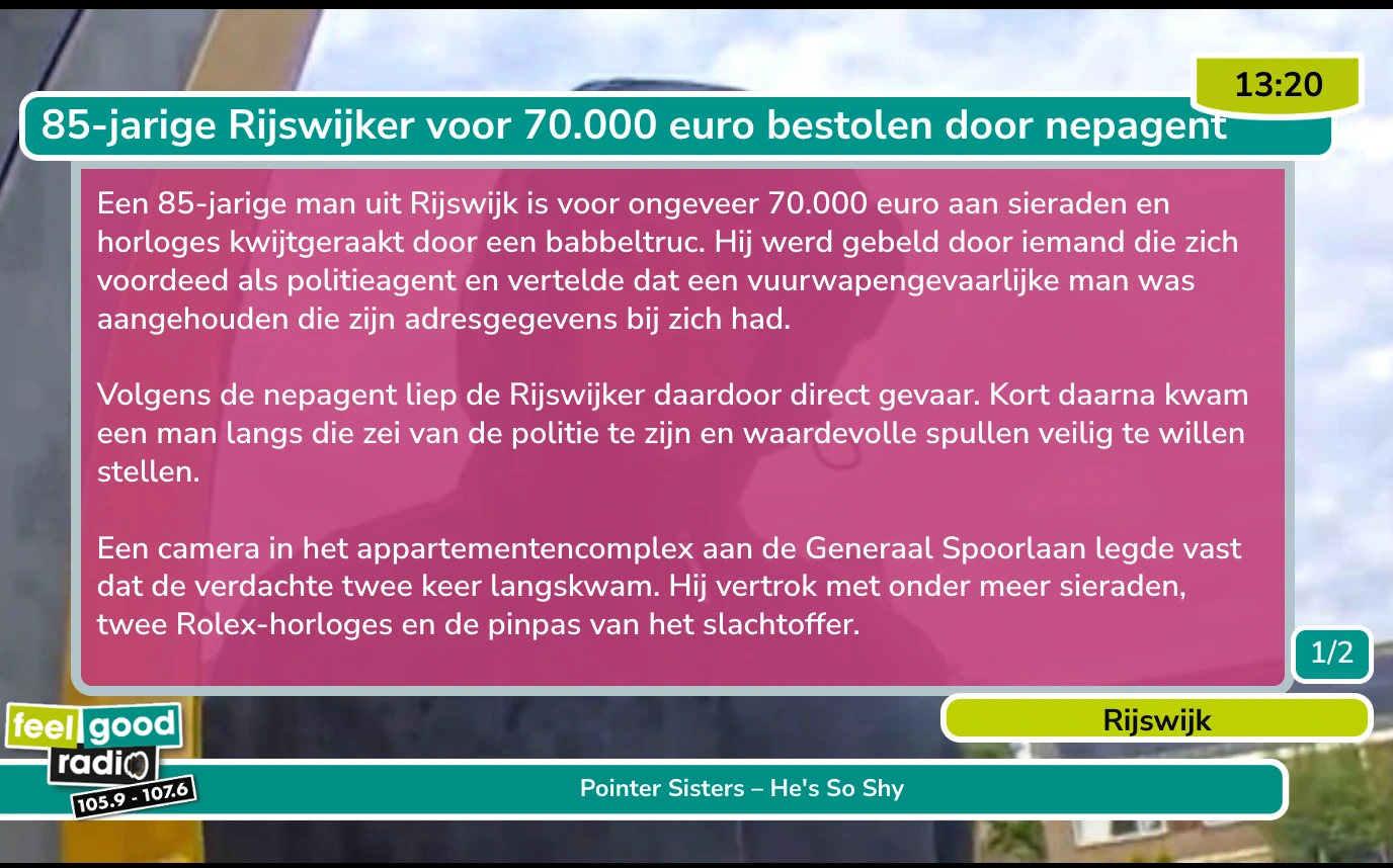 Nieuwsartikel op tv met roze tekstvlak, plaatsnaam en muziekbalk